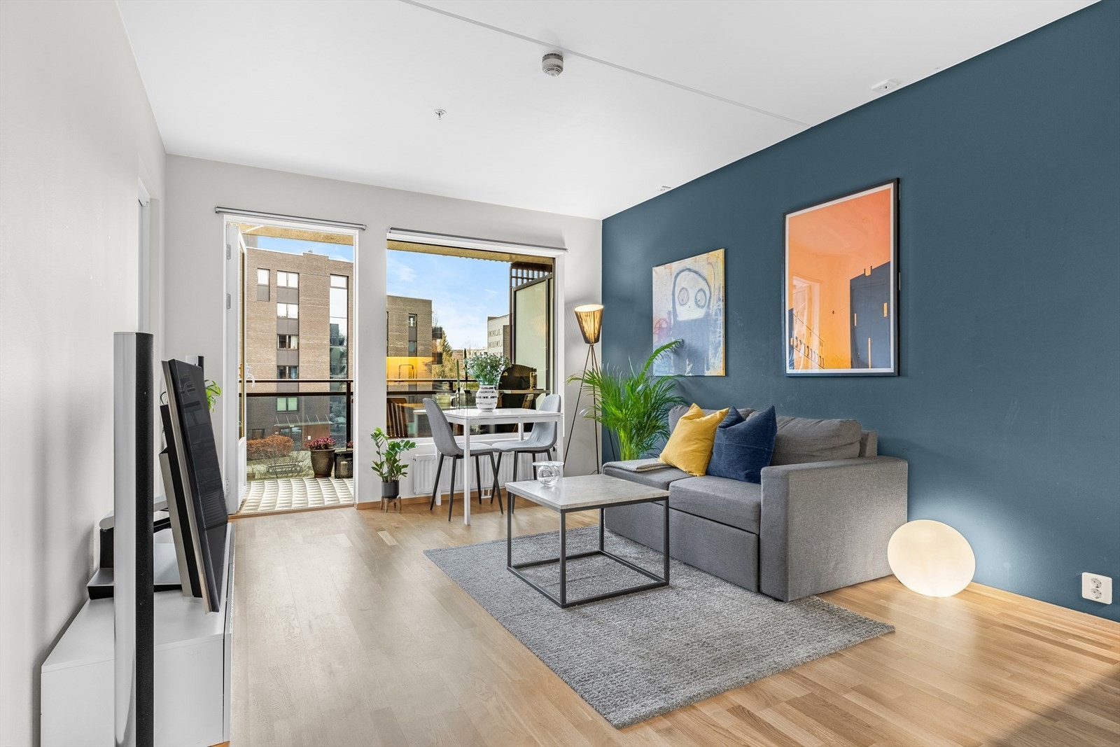 - Lysinnslippet fra de store vindusflatene gir et lyst og fint førsteinntrykk - Galleribilde