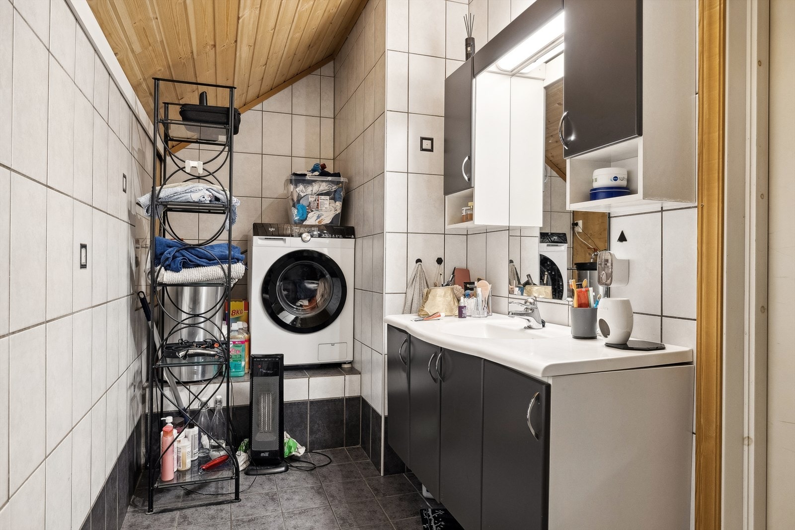 På badet er det dusjkabinett, wc, servant med innredning og opplegg for vaskemaskin Galleribilde