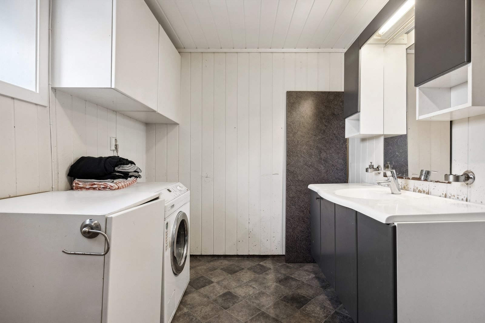 På badet er det belegg på gulv og varmekabler Galleribilde