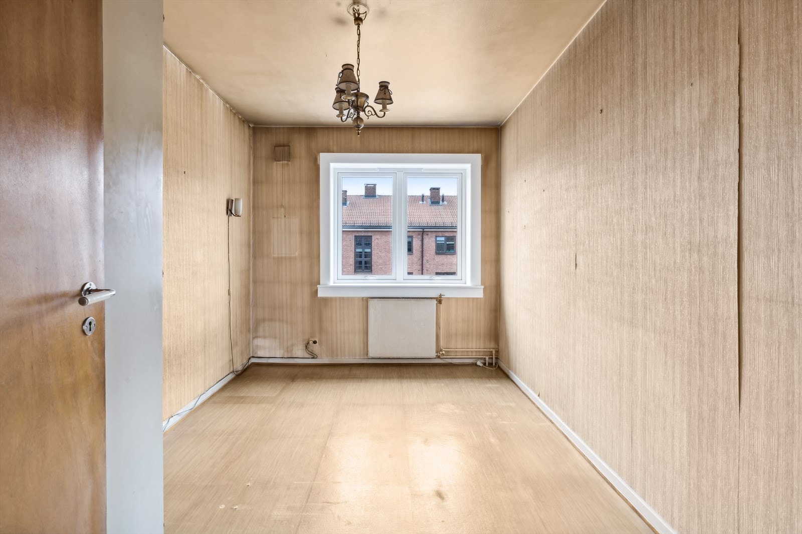Boligen har gjennomgående 1950 talls stil og trenger oppussing Galleribilde