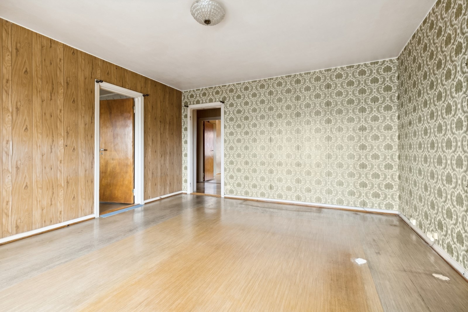 Original tapet og koreapanel på vegge, samt linolium på gulv. Antatt originalt tregulv under. Galleribilde
