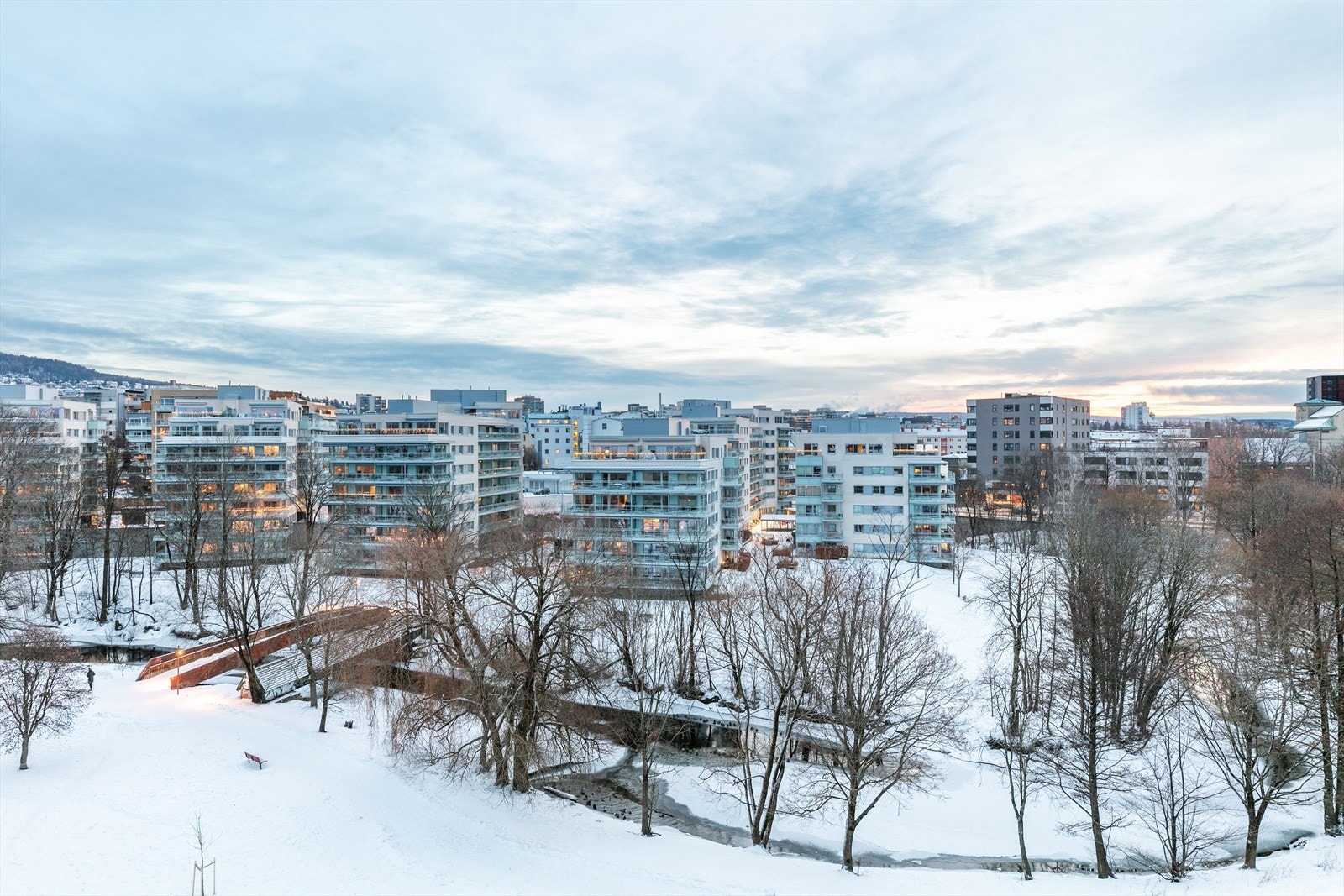 På sommeren er parken foran blokken et populært rekreasjonsområde Galleribilde