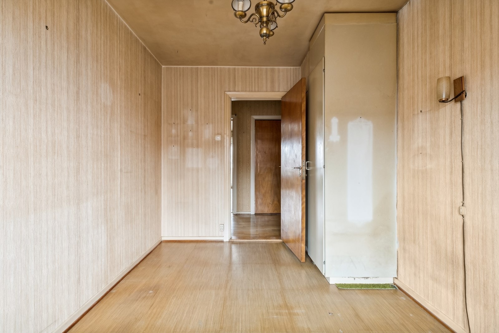 Soverom II ligger tilknyttet entreen og er perfekt som gjesterom/ kontor etter oppussing (har vært røykerom) Galleribilde