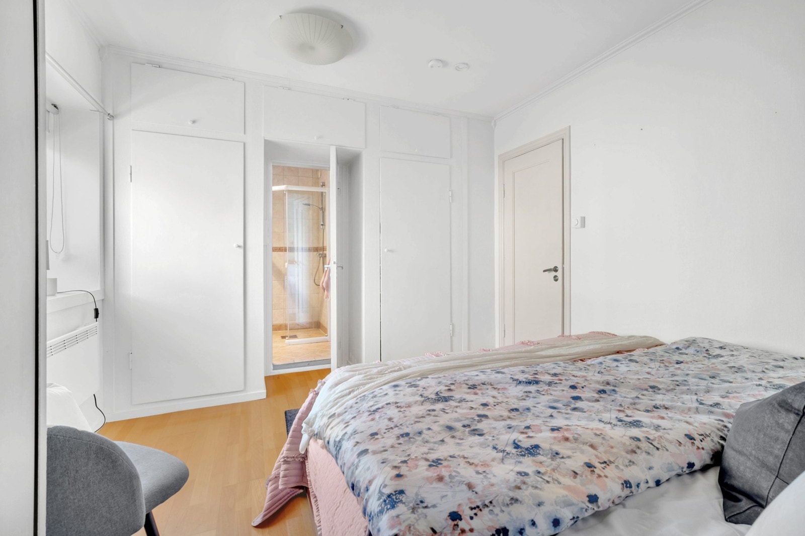 Fra soverommet har du direkte tilgang til leilighetens bad. Galleribilde