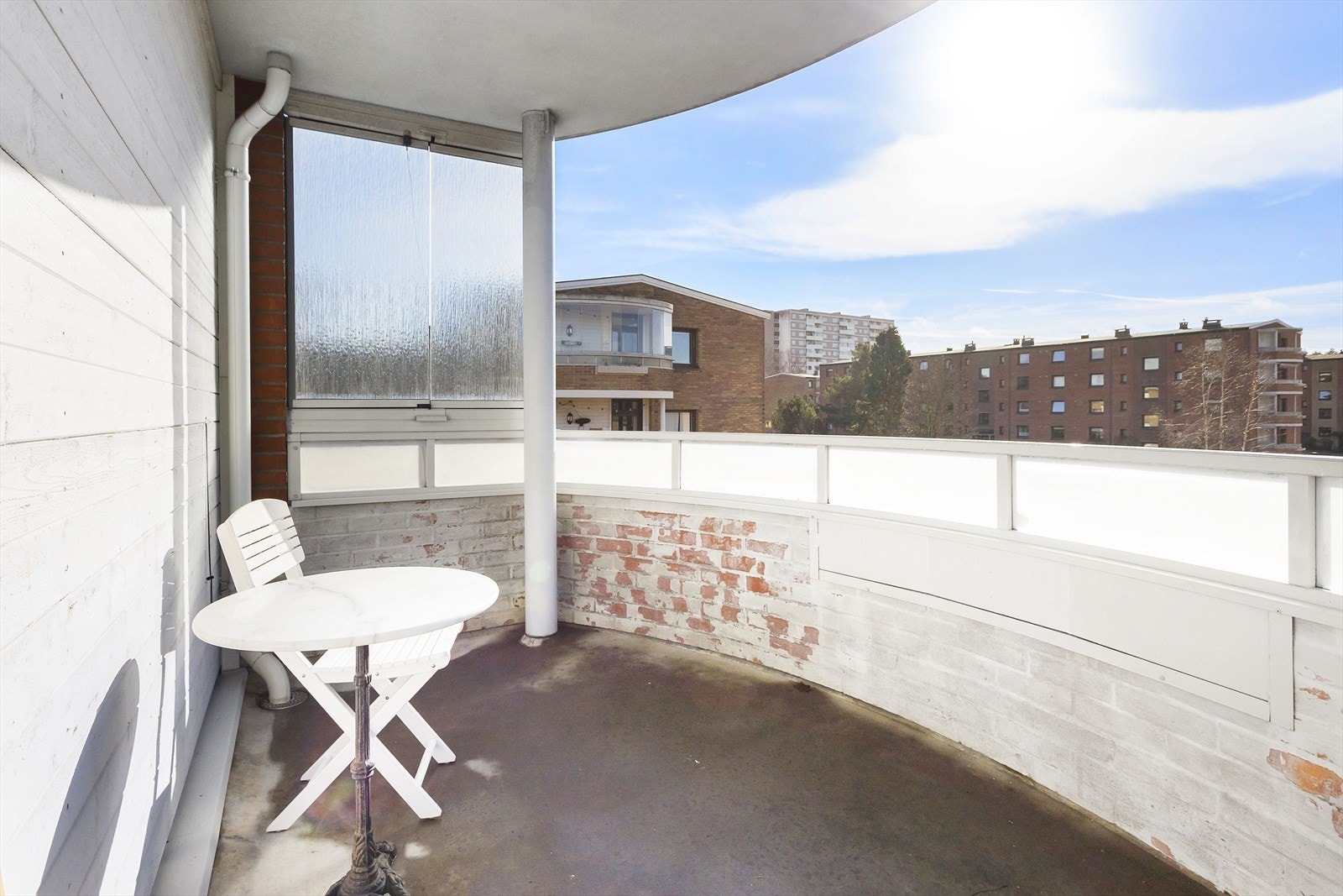 På balkongen er det plass til en mindre sittegruppe, grill m.m. Galleribilde