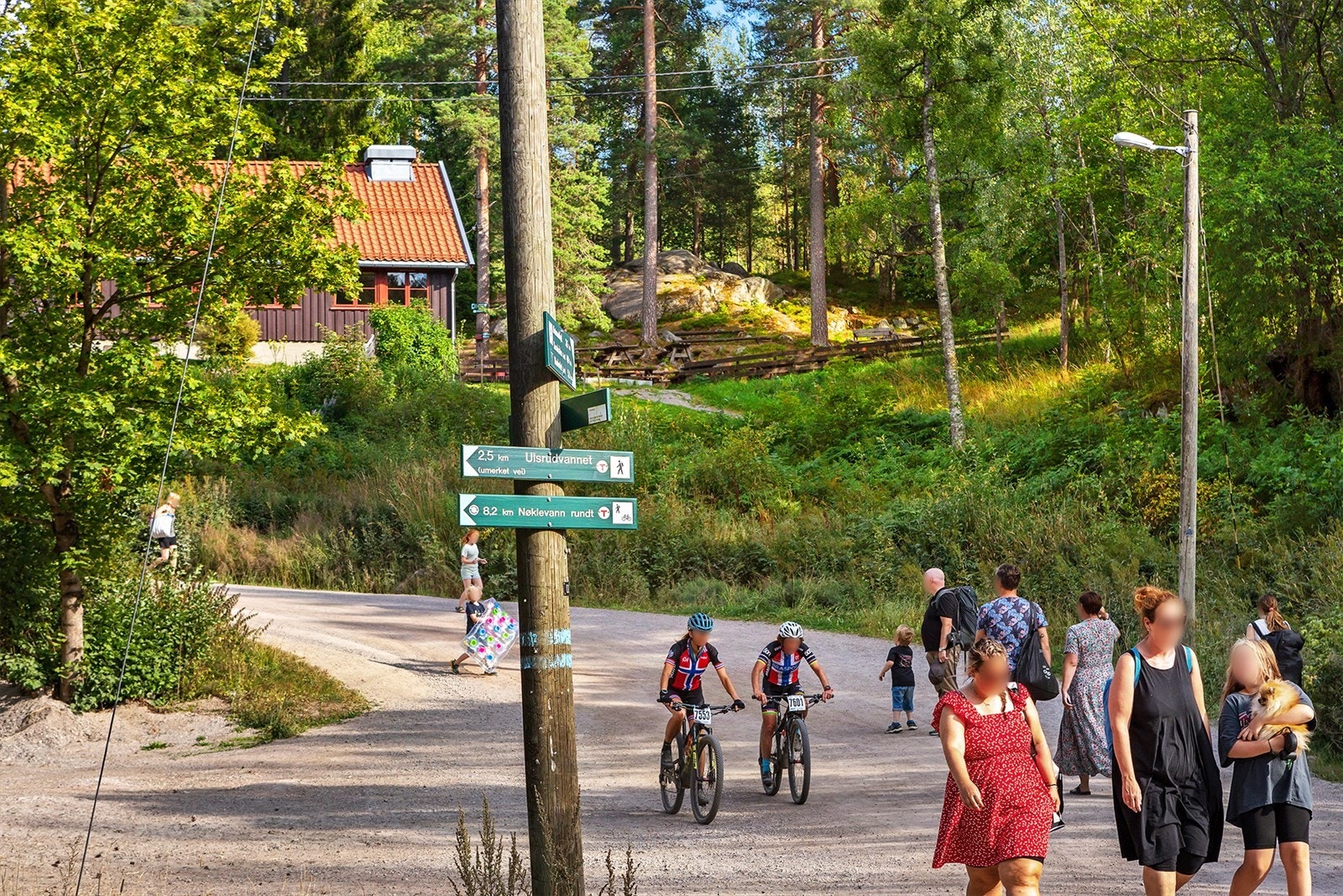Nærområdet byr på flotte tur- og rekreasjonsmuligheter til alle årstider. Østensjøvannet med et rikt dyre- og fugleliv og Østmarka med lysløypenett og sykkelstier. Galleribilde