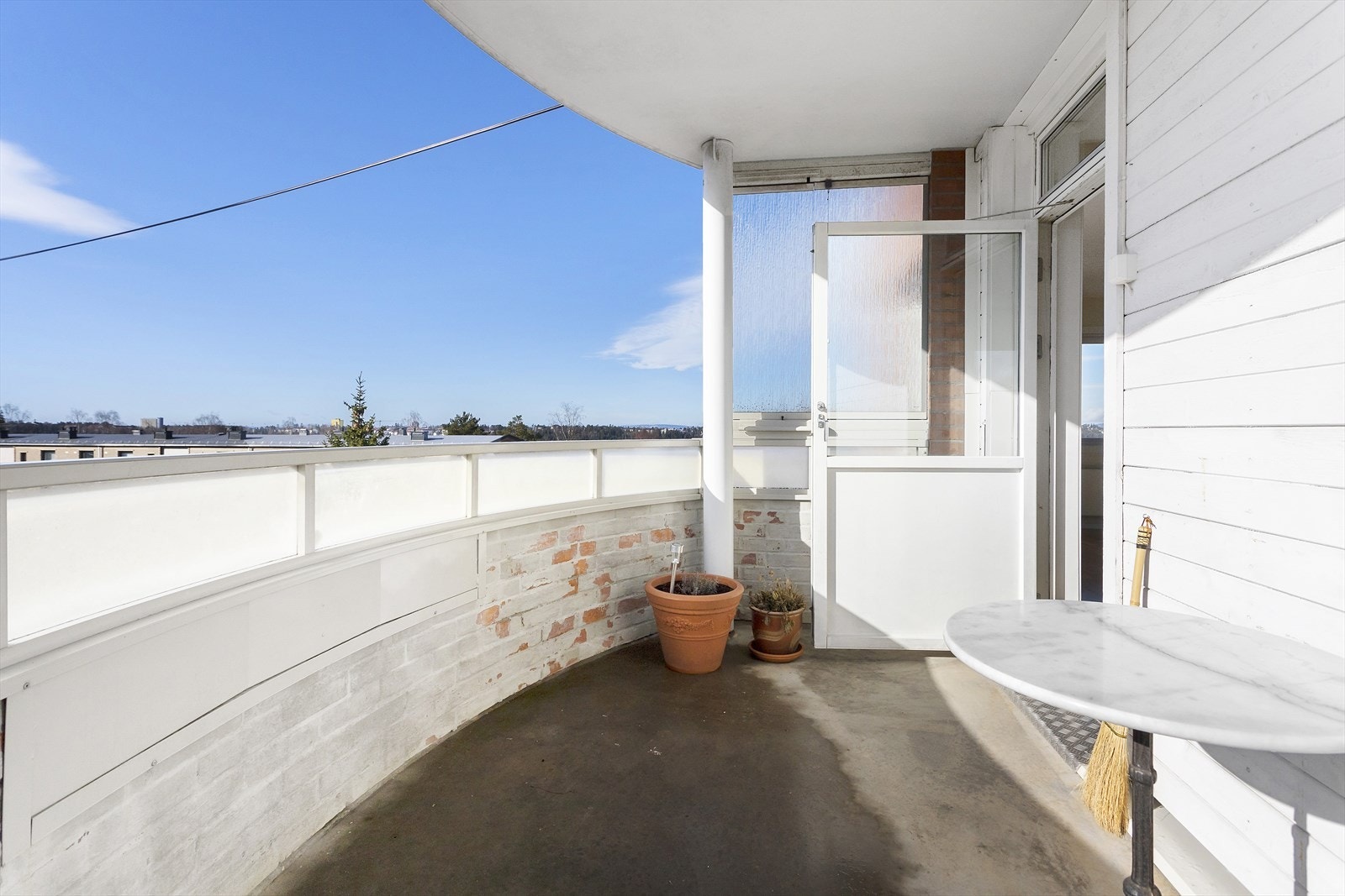 Fra stue er det adkomst til sydvendt balkong. Her nyter man sol fra ca. 10:30 til 18:30 på sommerstid. Galleribilde