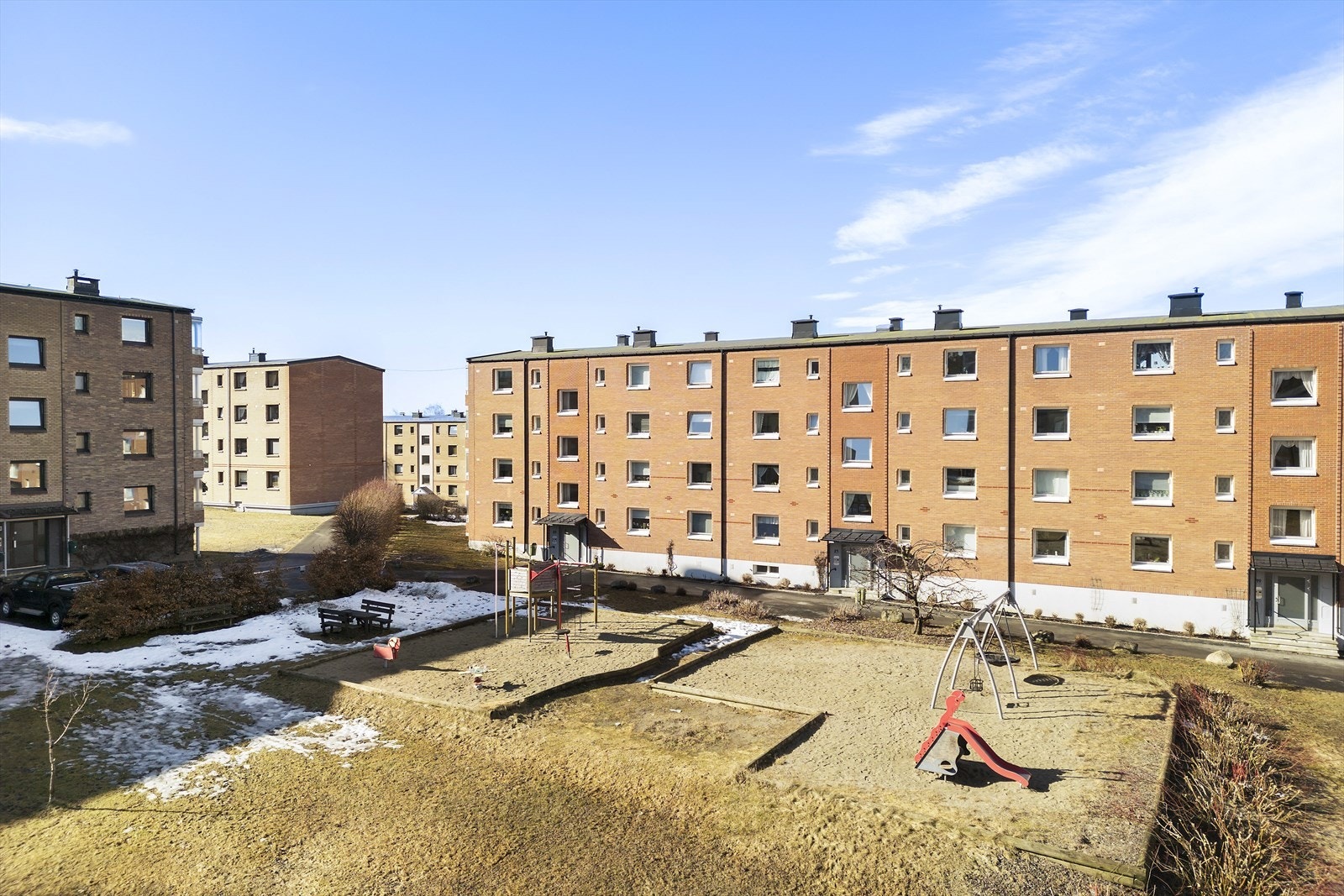 Her bor man fint til i et veletablert borettslag i rolige omgivelser. Galleribilde