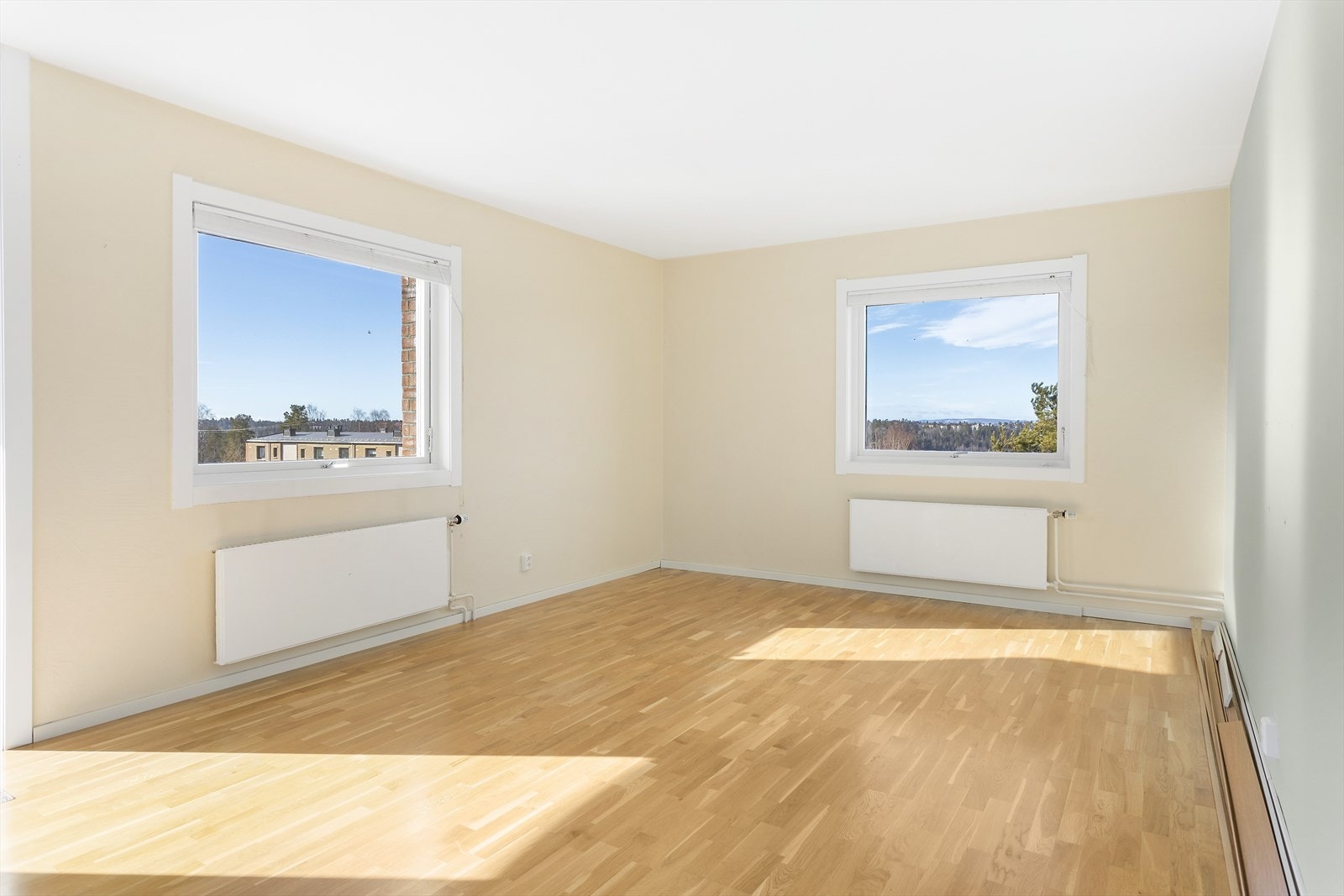 Leiligheten har rikelig av naturlig lysinnslipp som bidrar til en lys og luftig atmosfære. Galleribilde