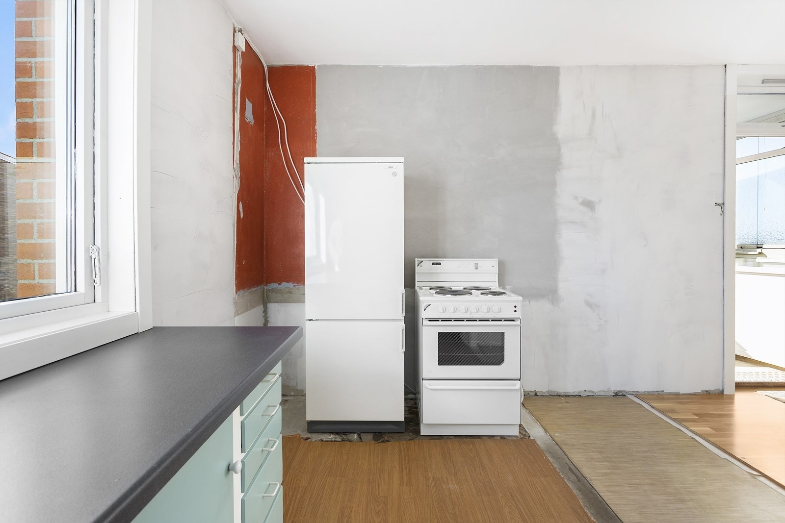 Tidligere vegg mellom kjøkken og stue er fjernet. Galleribilde