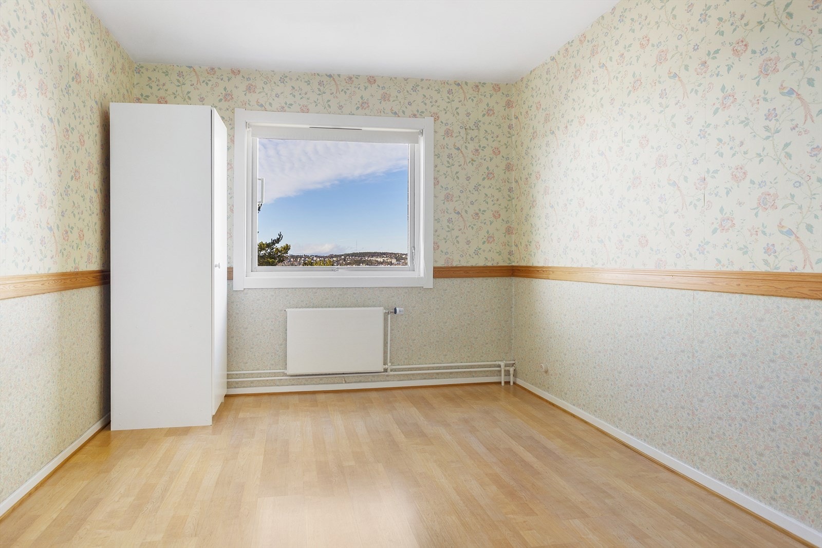 Soverommet er av god størrelse med plass for romslig dobbeltseng og garderobeløsning. Galleribilde