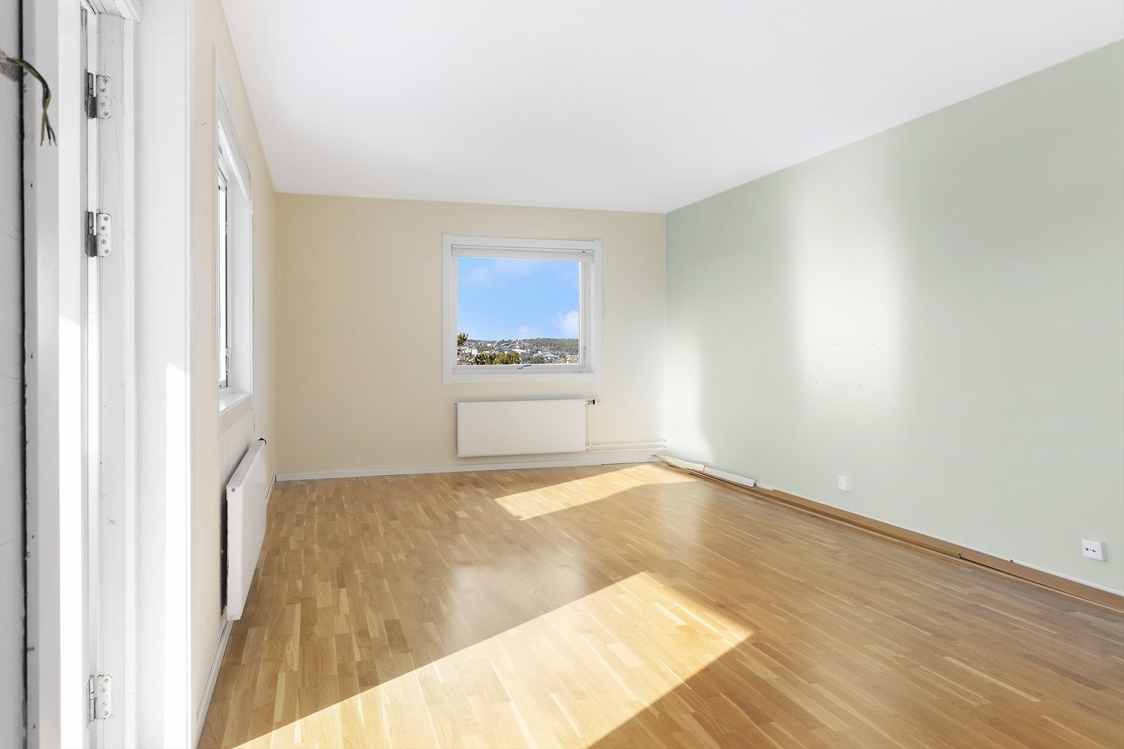 Her er det fine møbleringsmuligheter med plass til flere sittegrupper. Galleribilde