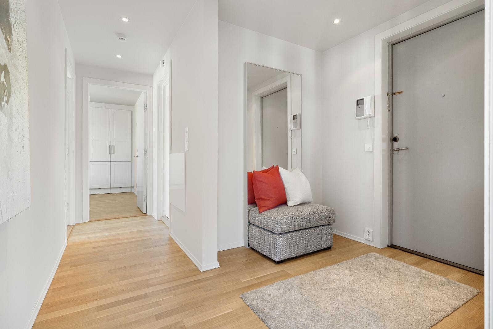 Vel innenfor døren ønskes man velkommen av en stor og innbydende gang med innfelt downlight med dimming. Dørcallinganlegg. Galleribilde