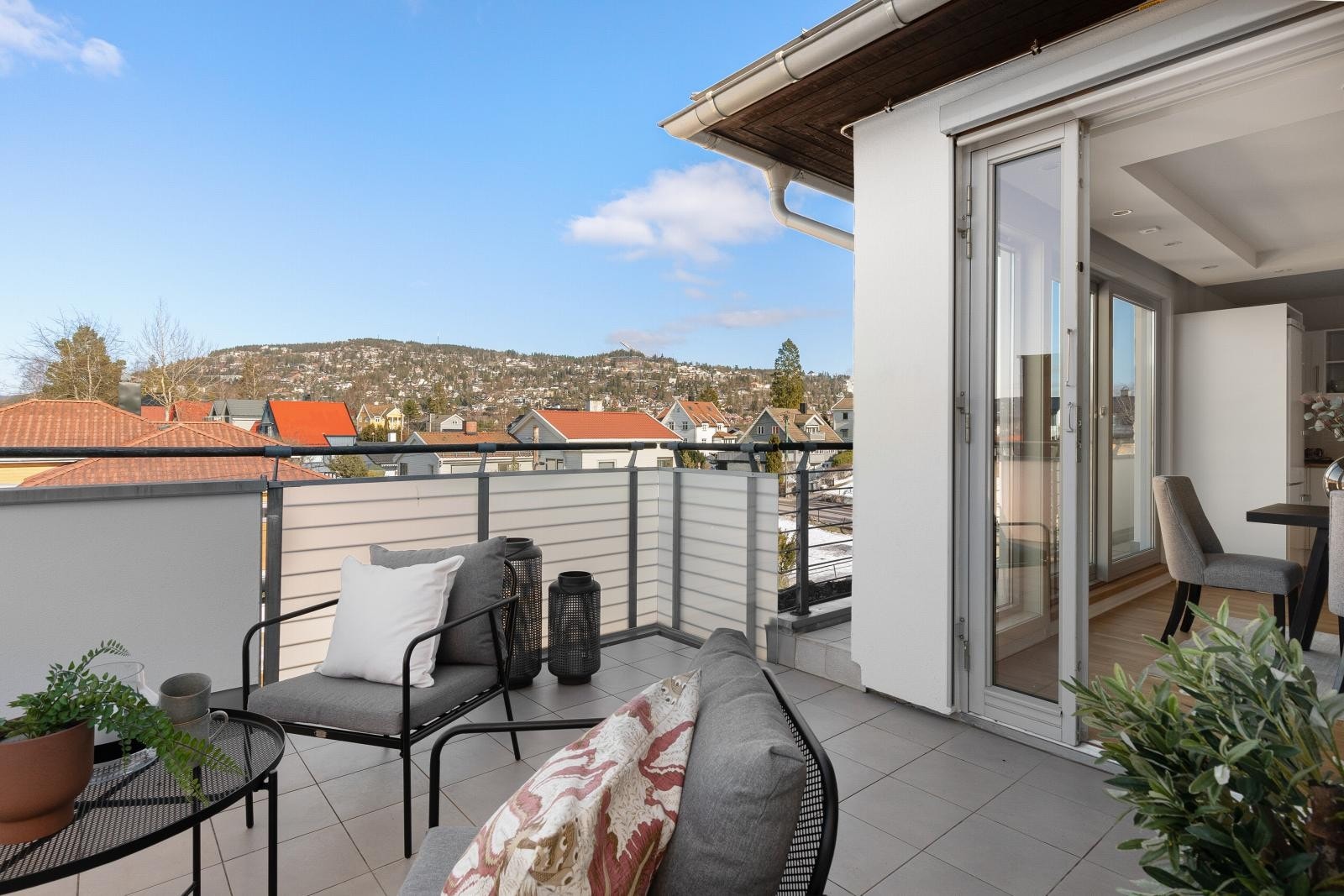 Nord/vestvendt terrasse på 24 kvm med gode sol - og utsiktsforhold. Galleribilde