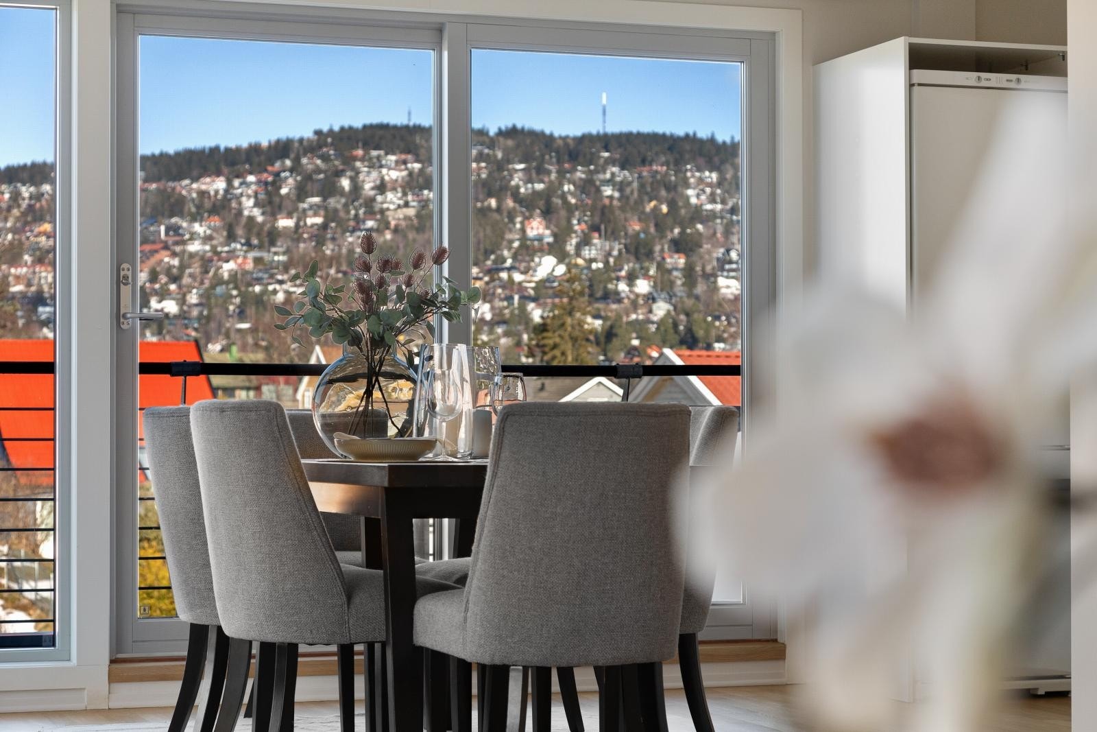 Fra spiseplassen kan man nyte den flotte utsikten mot Holmenkollen. Galleribilde