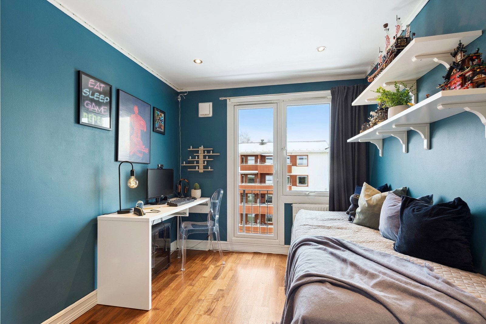 Det tredje soverom har fransk balkong, balkongdører med tolags isolerglass, produsert i 2016. Galleribilde