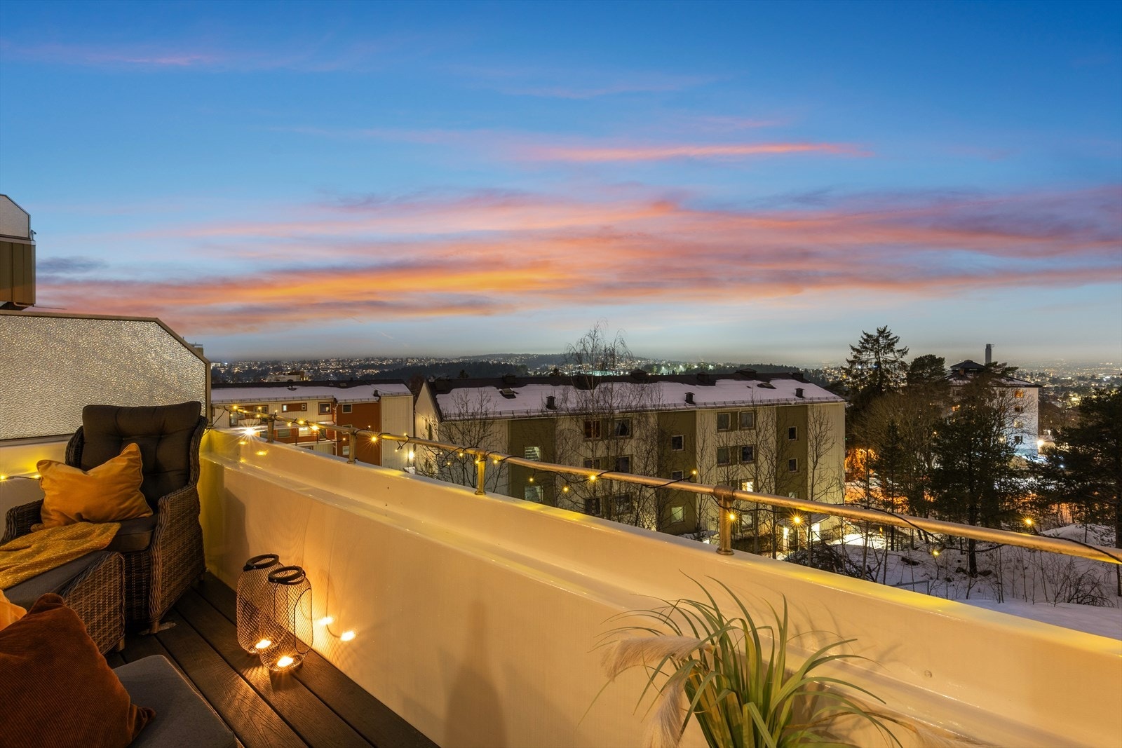 Den herlige balkongen har markise, stikkontakt og belysning. Galleribilde