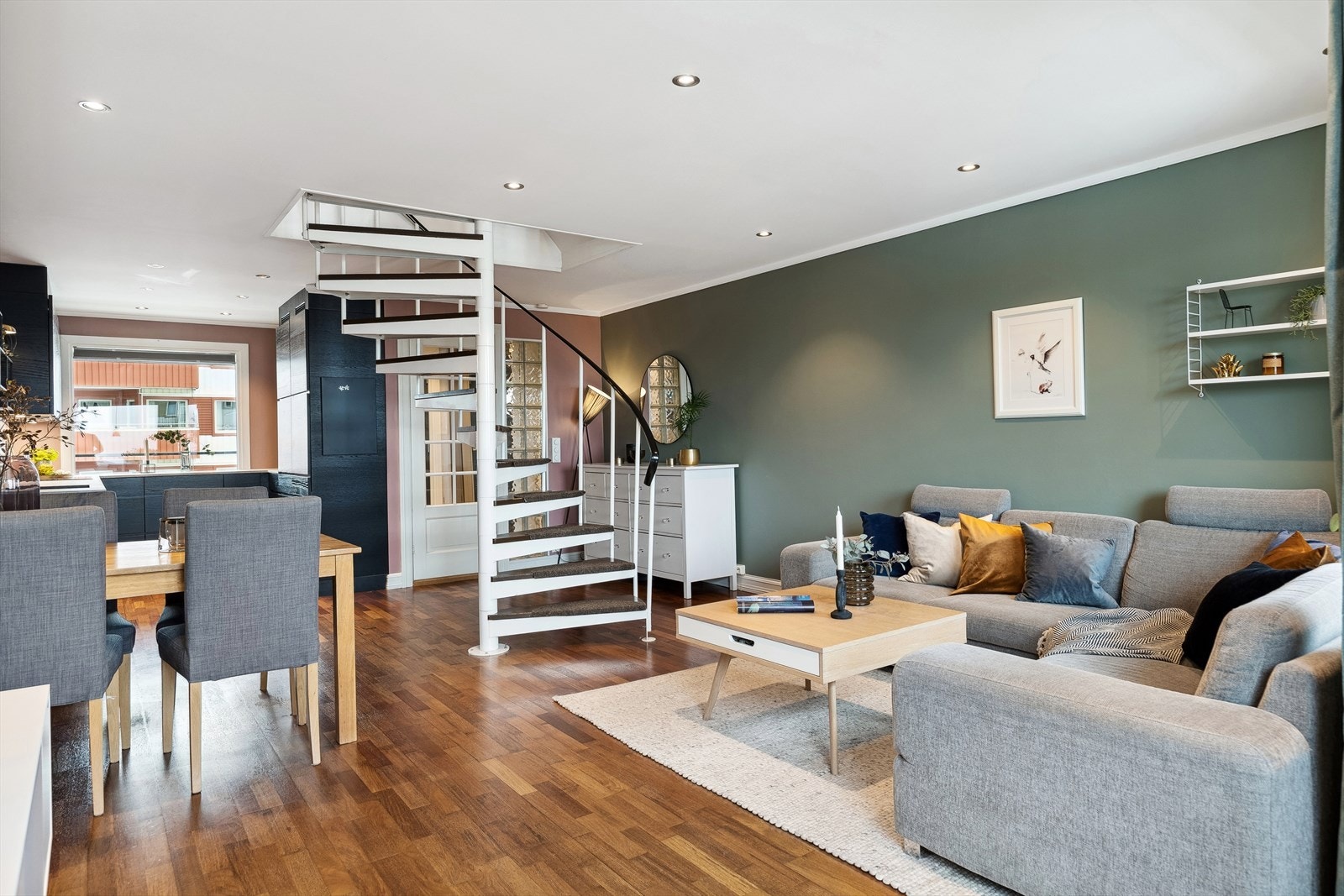 Oppholdsrommet legger til rette for sosiale sammenkomster således som for avslapping og familiehygge. Galleribilde