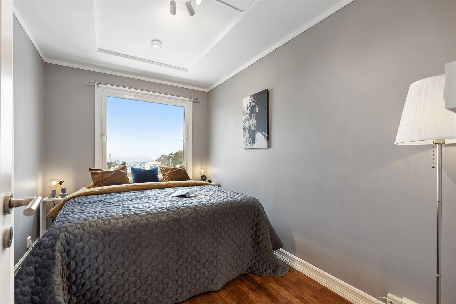 Boligen har tre gode soverom hvorav alle har plass til seng og nattbord. Galleribilde