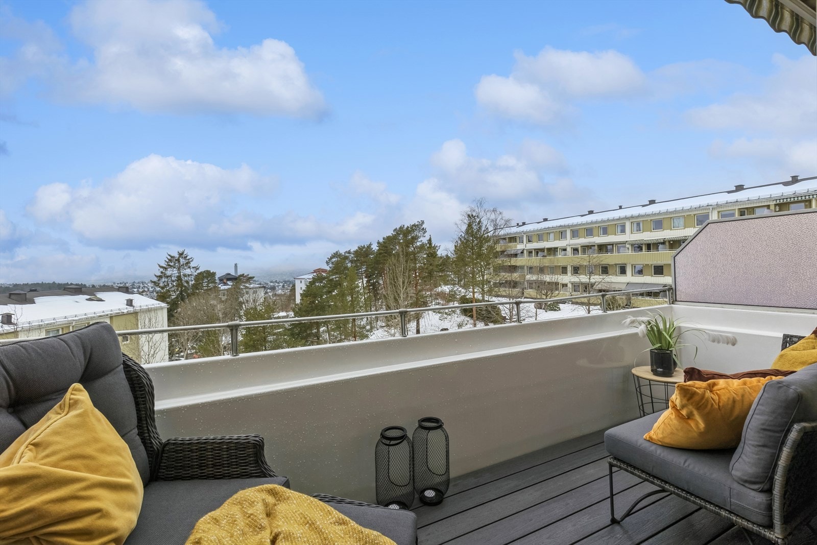 Utgang fra stue til en flott balkong med god plass for utemøbler. Balkongen er målt til 8 kvm og fungerer som en forlengelse av stuen sommerstid. Galleribilde