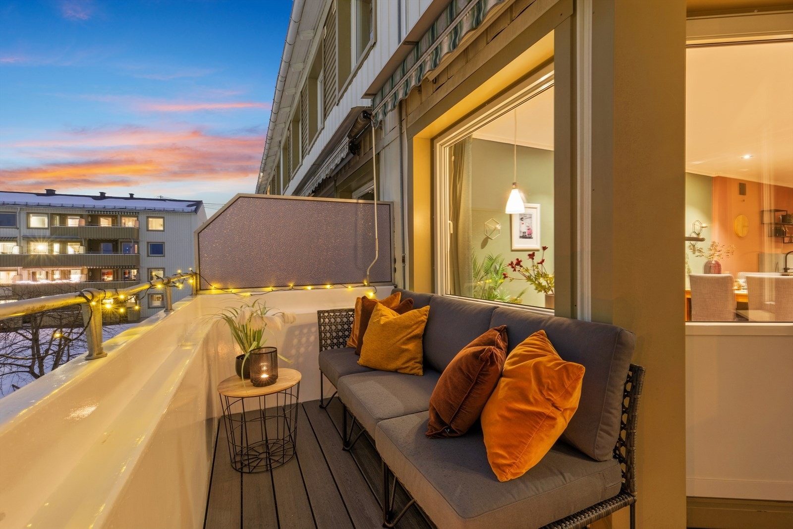 Selger opplyser om sol fra ca kl 1400-2130 midtsommers. Galleribilde