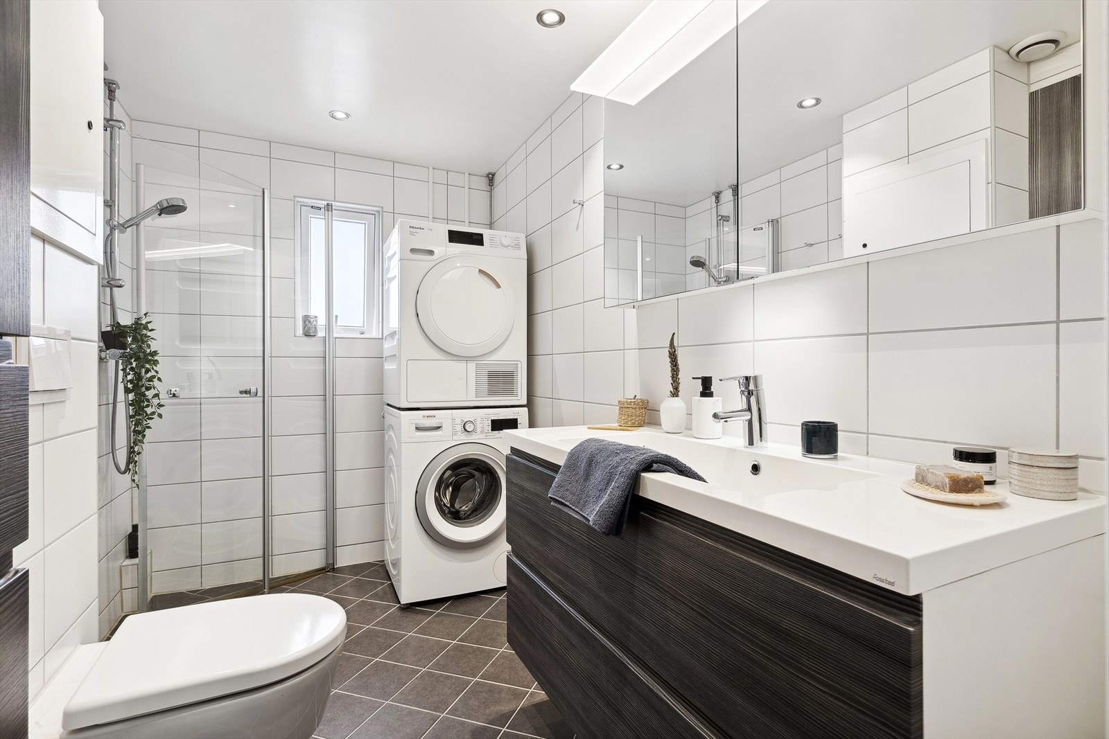 Badet er renovert i regi av borettslaget, soilrør og sluk ble skiftet i den forbindelse (2018). Sluk i plast. Fall mot sluk på gulv og slukhøyde er kontrollert, og vurdert tilfredsstillende. Galleribilde