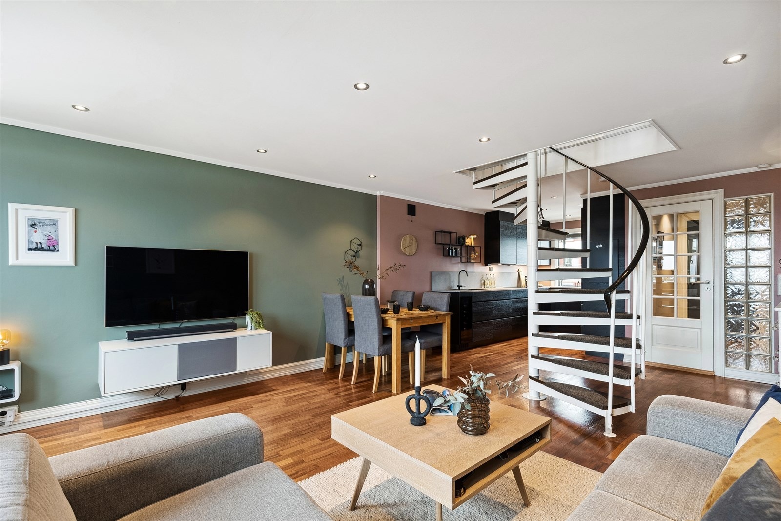 Stuen er innredet med sofa- og spisegruppe, her kan du enkelt invitere venner og familie på hyggelige stunder. Galleribilde