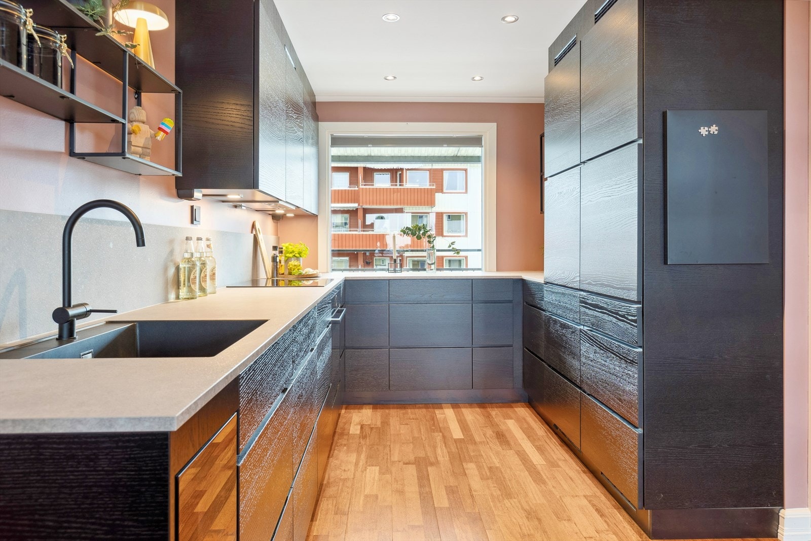 Videre er det kullfilterventilator over platetopp, automatisk vannstopper og komfyrvakt montert i rommet. Galleribilde