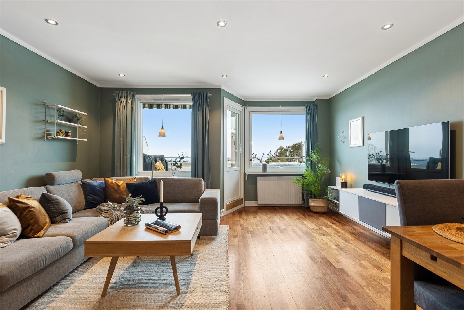 Store vindusarealer gir godt lysinnslipp og skaper en luftig atmosfære i boligen. Lysdimmer i himling, i flere soner. Galleribilde