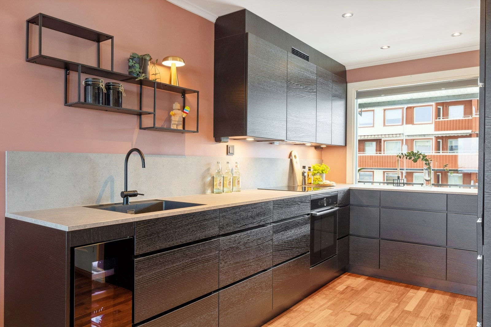 Lekkert KVIK kjøkken, montert nytt i 2022. Galleribilde