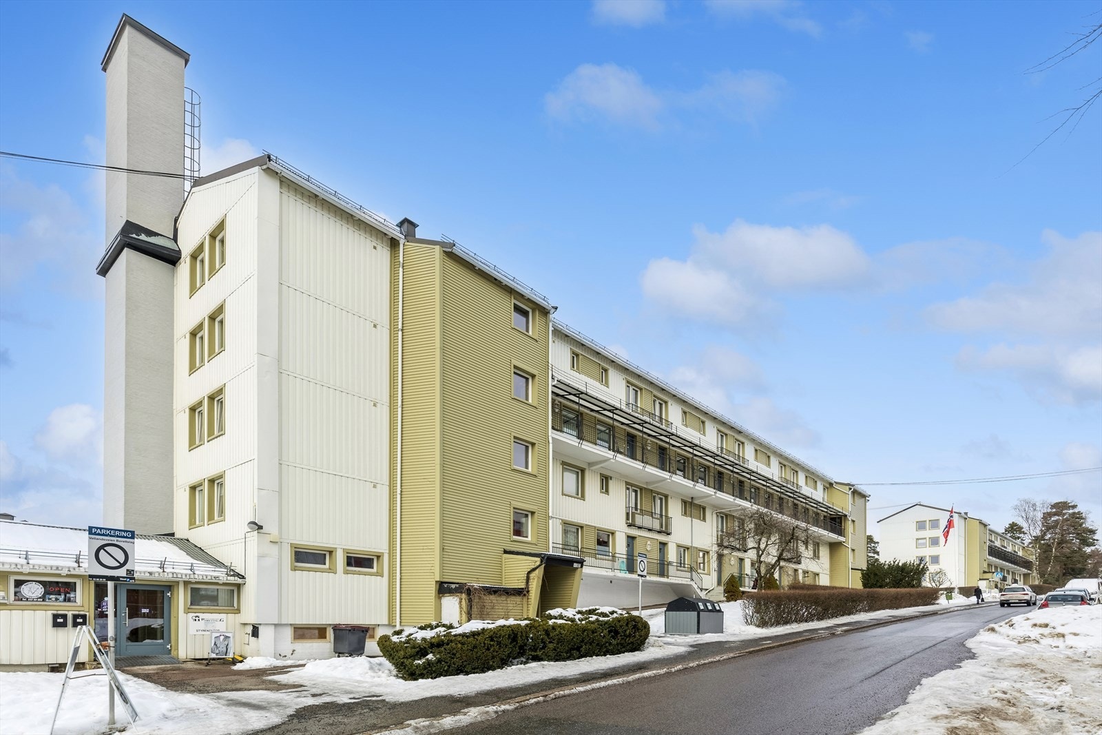 Leiligheten disponerer i tillegg en bod i kjeller på ca. 9 m². Beboere har tilgang til felles sykkelskur med tak og låst dør samt fellesvaskeri i borettslaget. Galleribilde