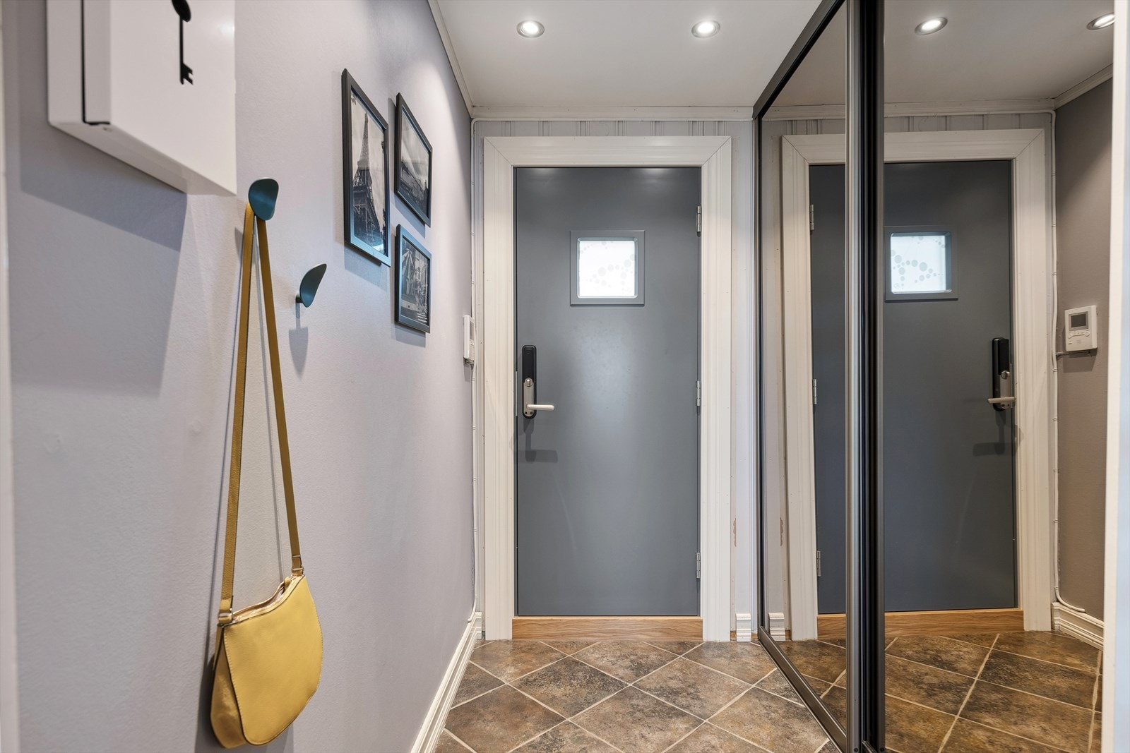 Du ønskes velkommen inn via en innbydende entré med praktisk skyvedørsgarderobe med speilfronter. Flislagt gulv med behagelig gulvvarme. Galleribilde