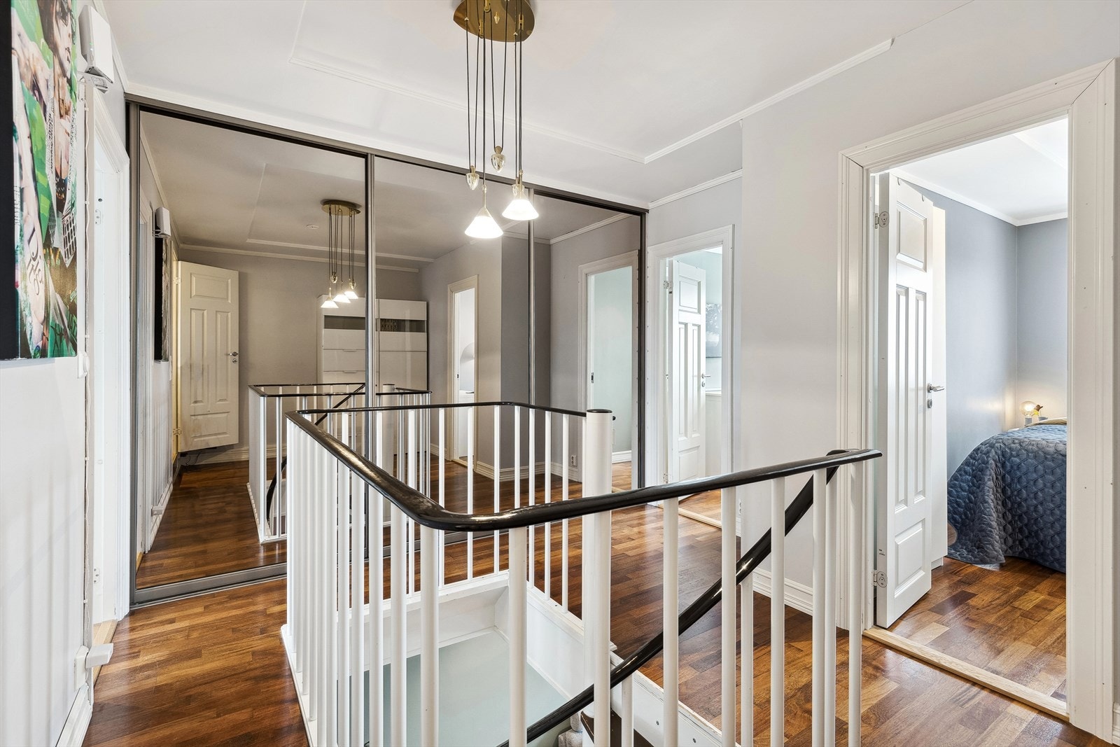 Boligen har en barnevennlig planløsning med tre soverom samlet på samme plan og med enkel tilgang til bad og garderobeløsning. Galleribilde