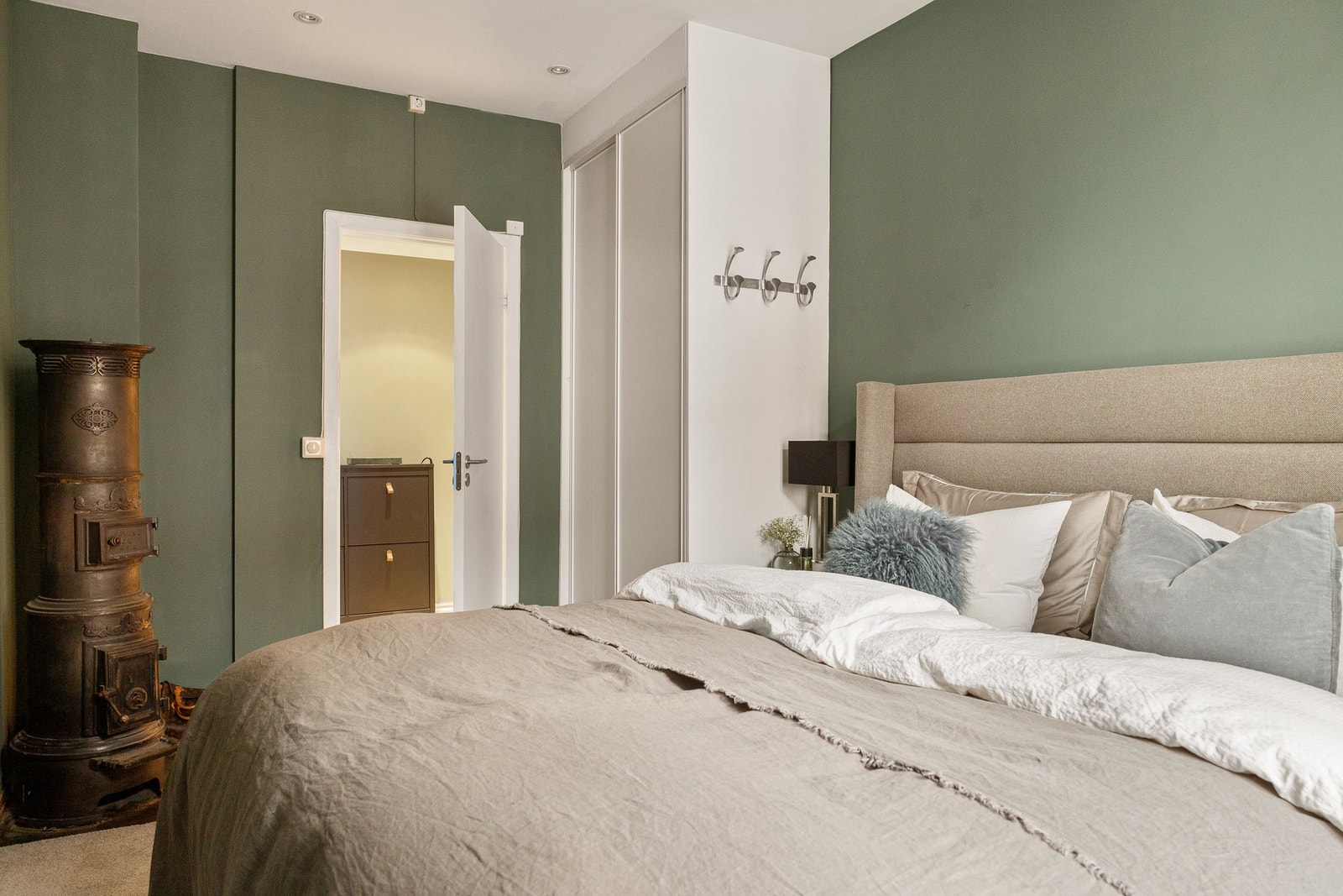 Rommet har downlights i himling og takhøyden ble målt til 2,68 meter. Galleribilde