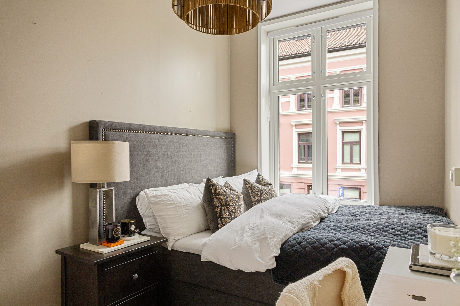 Soverom 2 byr på god plass til både seng og skap. Galleribilde