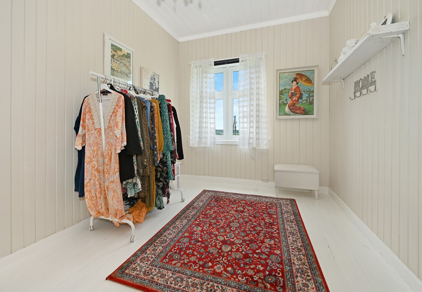 Med egen walk-in garderobe Galleribilde