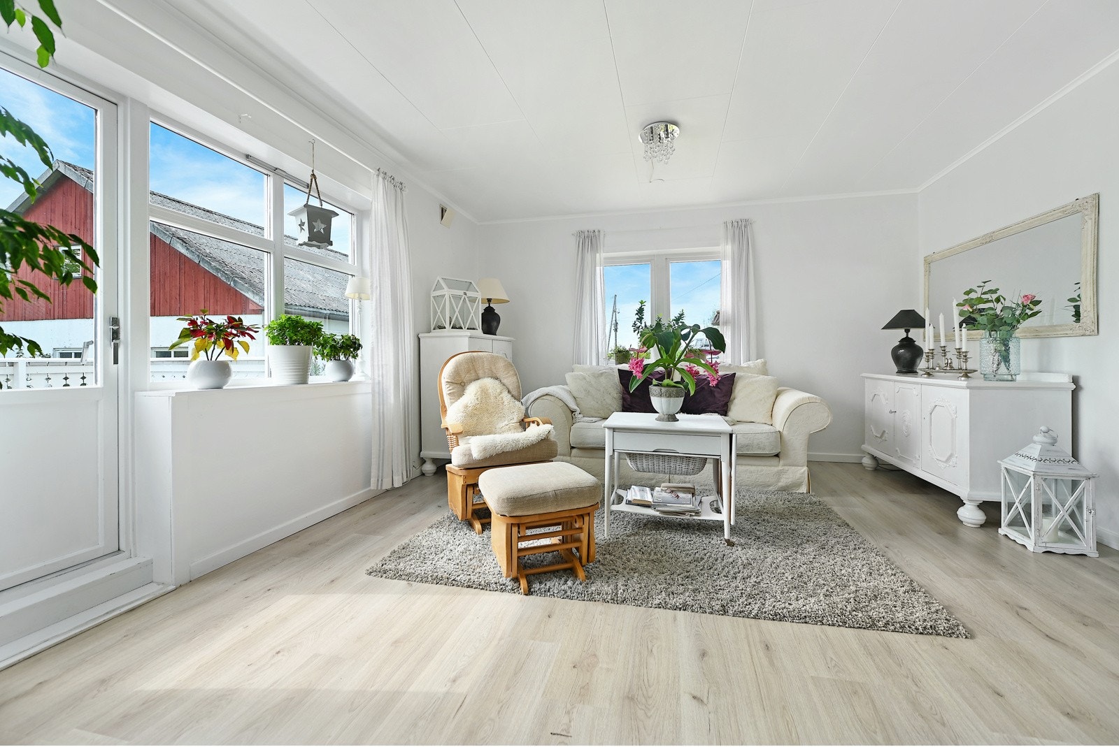 Stue med utgang til vestvendt og solrik veranda. Galleribilde
