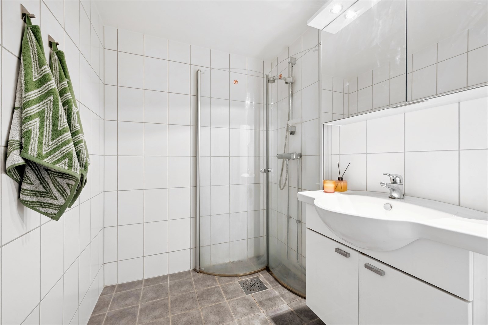 Leiligheten har et stort og pent flislagt bad pusset opp i 2010/2011 i regi av borettslaget med opplegg for bl.a vaskemaskin/tørketrommel Galleribilde
