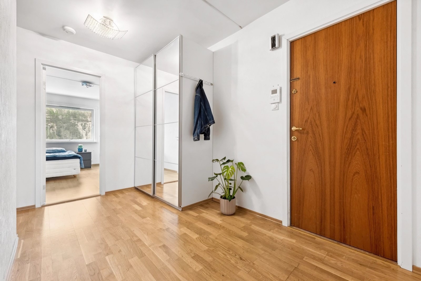 Velkommen inn! Du blir møtt ved en lys og hyggelig entré med plass til å henge fra seg yttertøyet. Galleribilde
