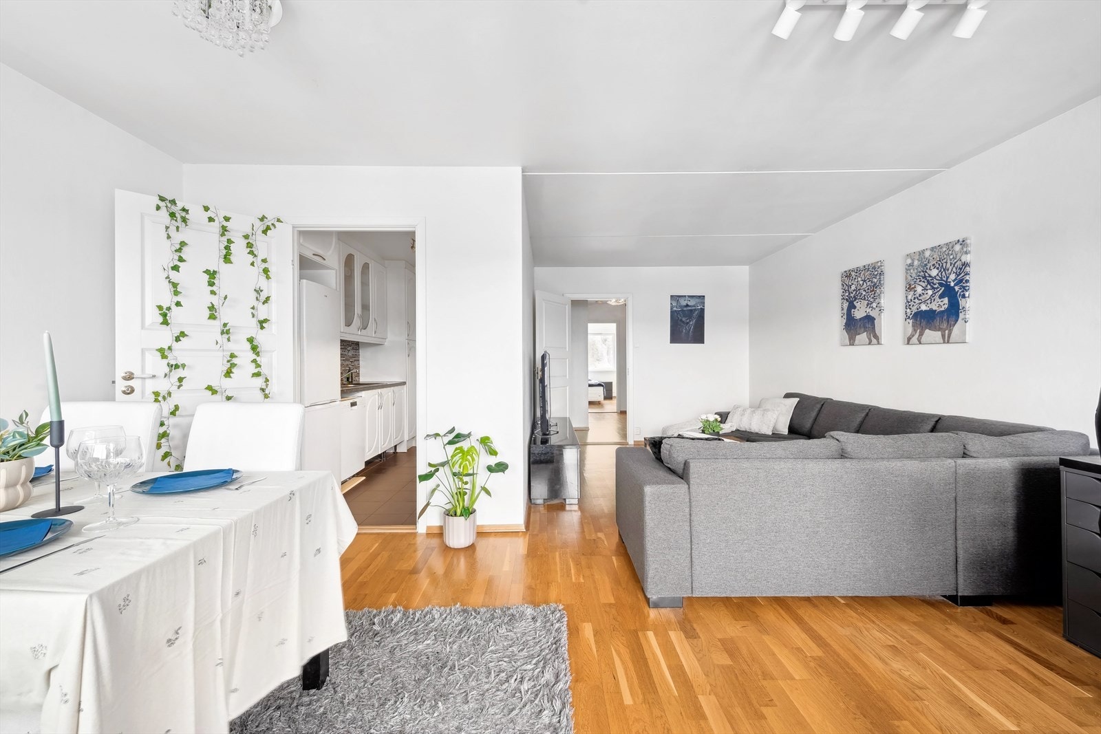 Leiligheten har en lys og romslig stue med plass til både sofa og spiseseksjon. Galleribilde