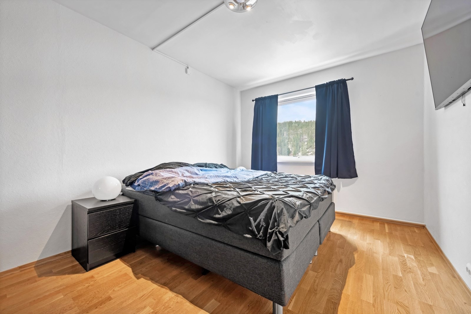 Leiligheten byr på to gode soverom hvorav ett soverom benyttes som et hovedsoverom og et soverom benyttes som gjesterom/kontor. Galleribilde