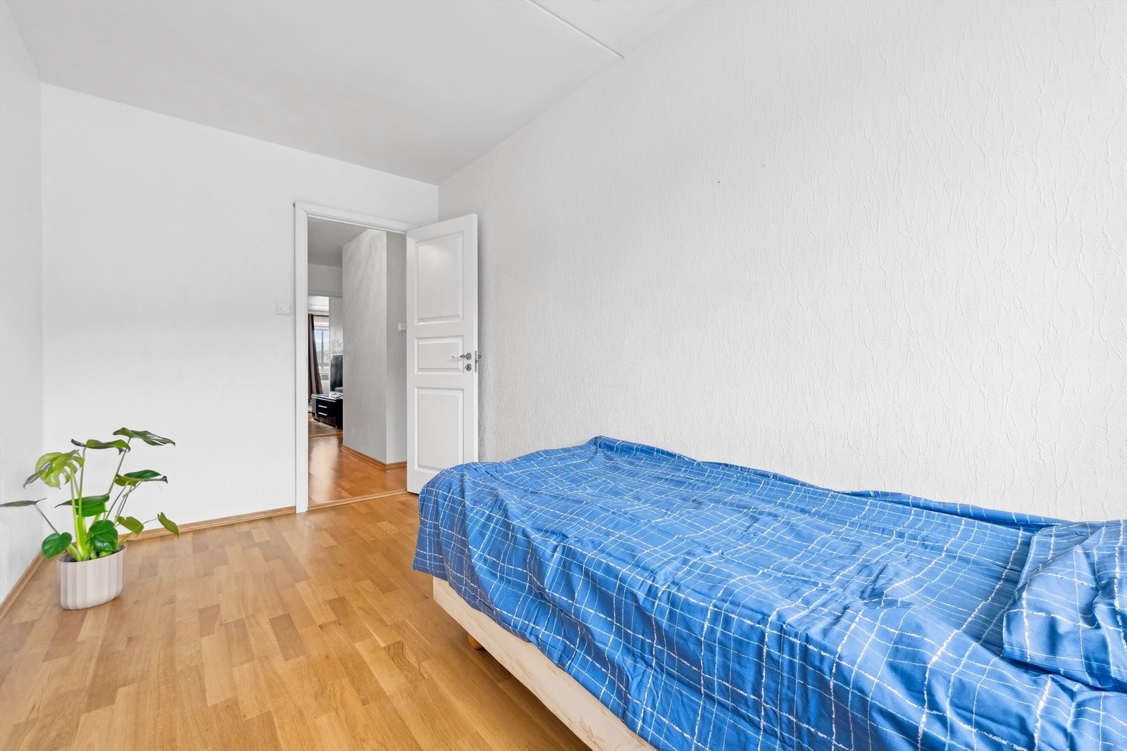 Soverom 2 er også av god størrelse, med god plass. Innred etter eget ønske og behov! Galleribilde