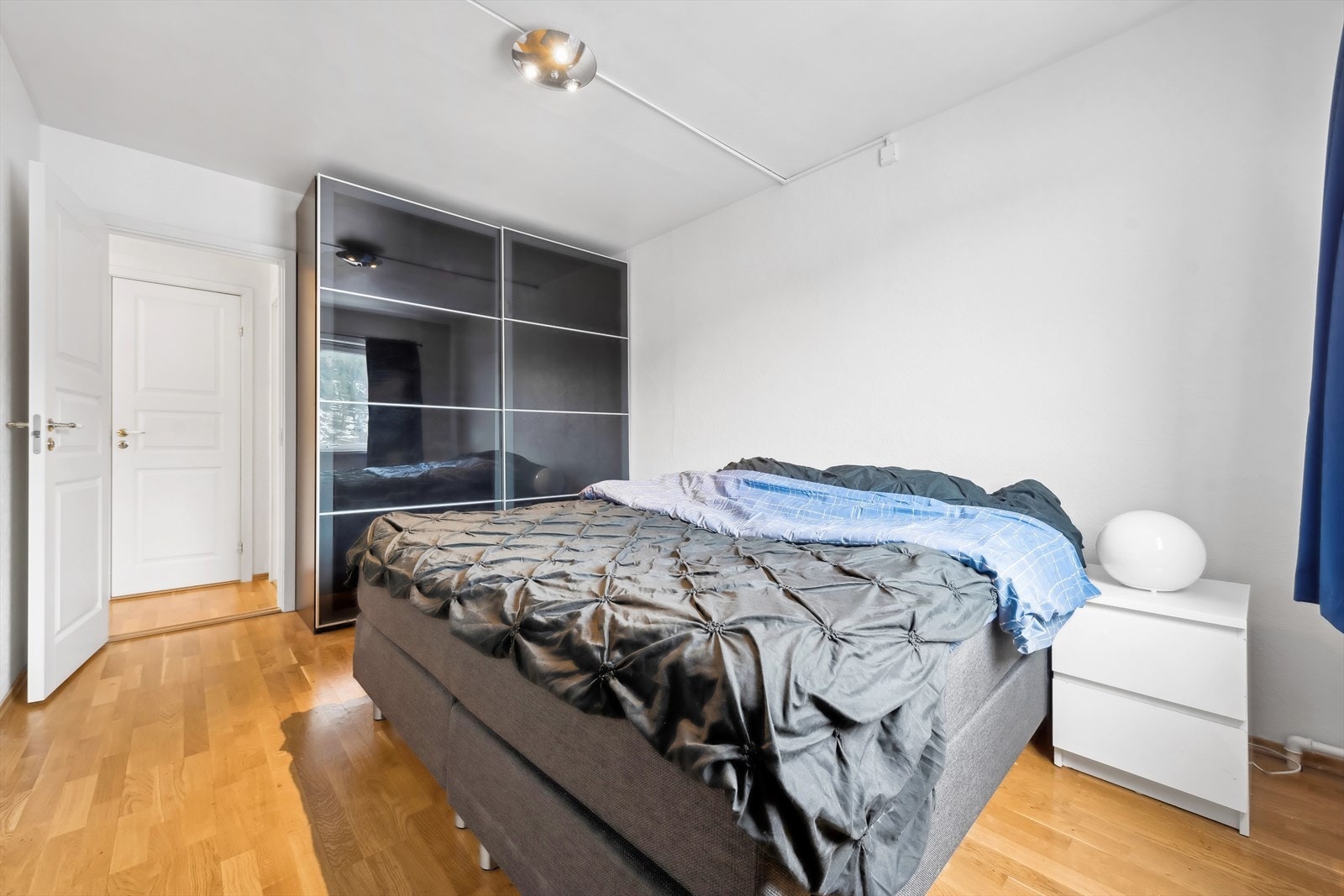 Hovedsoverommet har god størrelse og plass til dobbeltseng med tilhørende møblement. Her får du også skyvedørsgarderobe med god plass til oppbevaring. Galleribilde