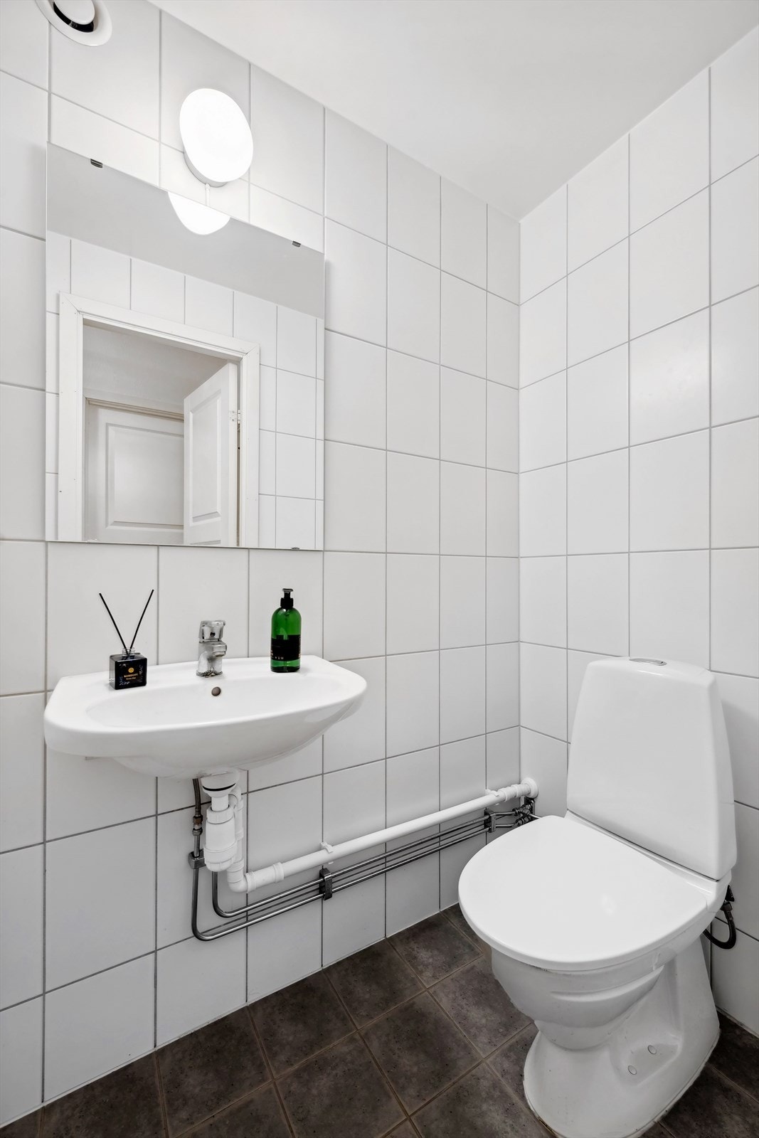Leiligheten har separat WC som er meget praktisk. Galleribilde