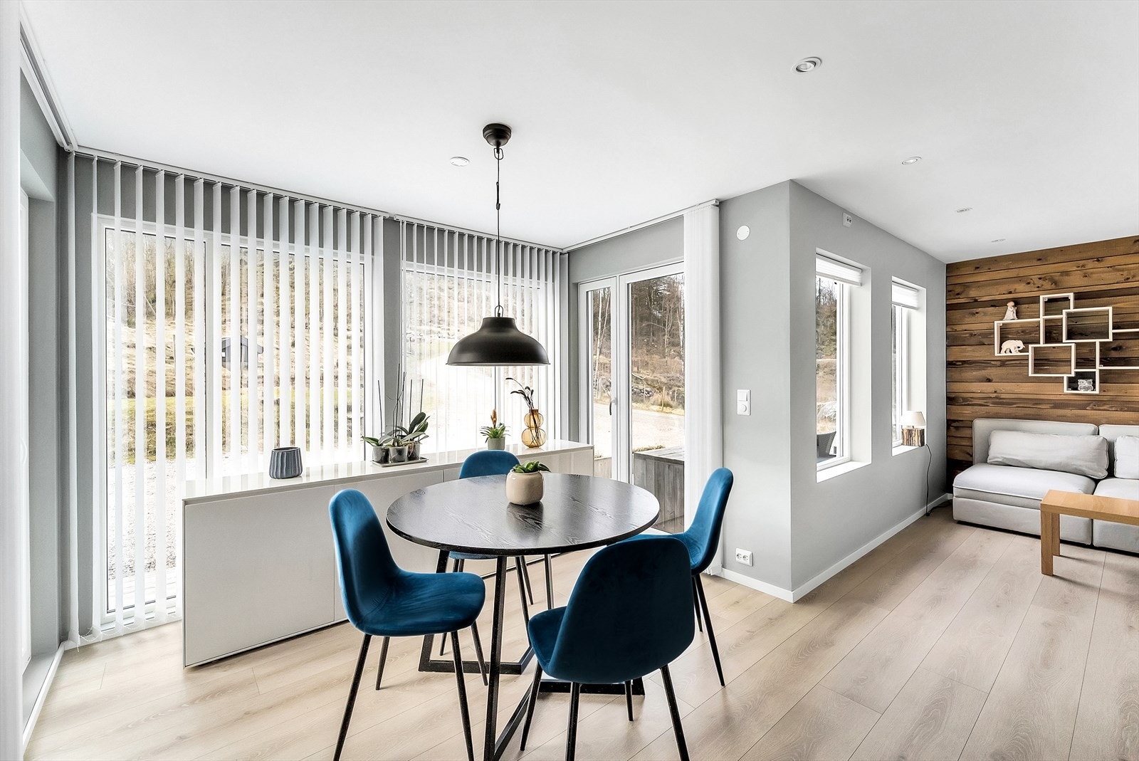 Dør ut til en uteplass fra stua. Galleribilde