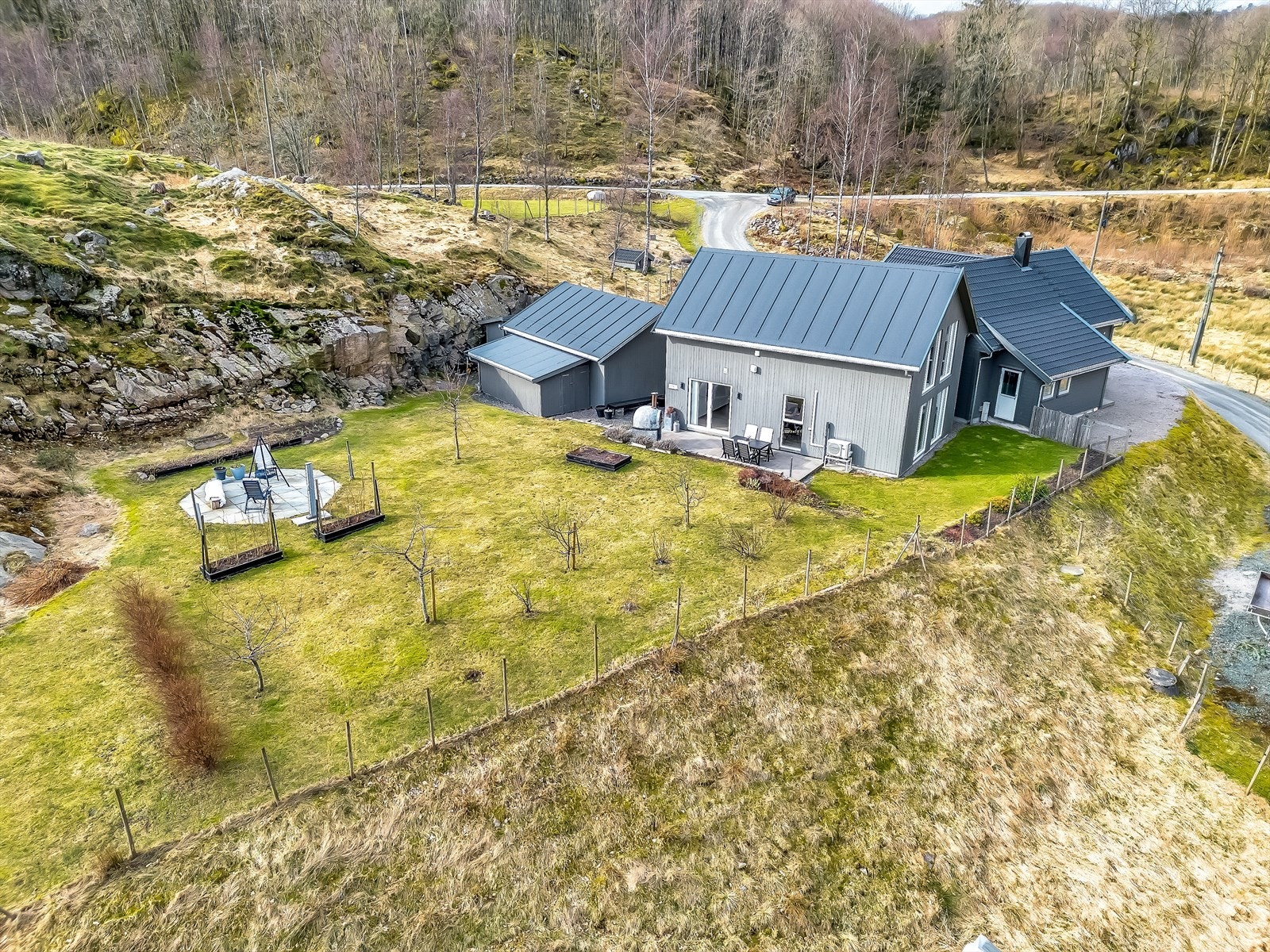 Landlig og solrikt beliggende småbruk med pent opparbeidet hage og mange fine uteplasser. Galleribilde