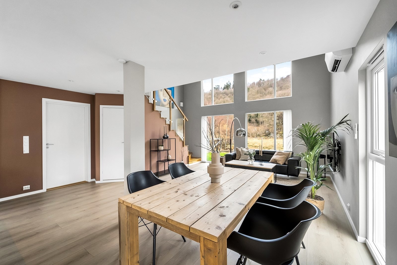 Kjøkken og stue er i samme rom med naturlig skille. God plass til langbord ved spesielle anledninger. Galleribilde