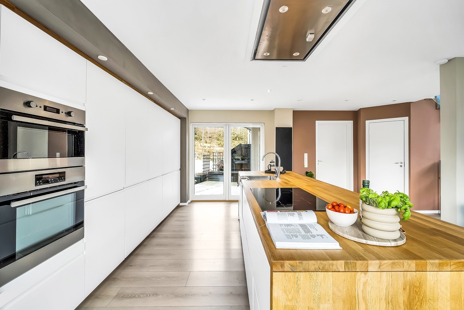 Godt utstyrt Ikea kjøkken med alle hvitevarer integrert. Ventilator i tak og heltre benkeplate. Galleribilde