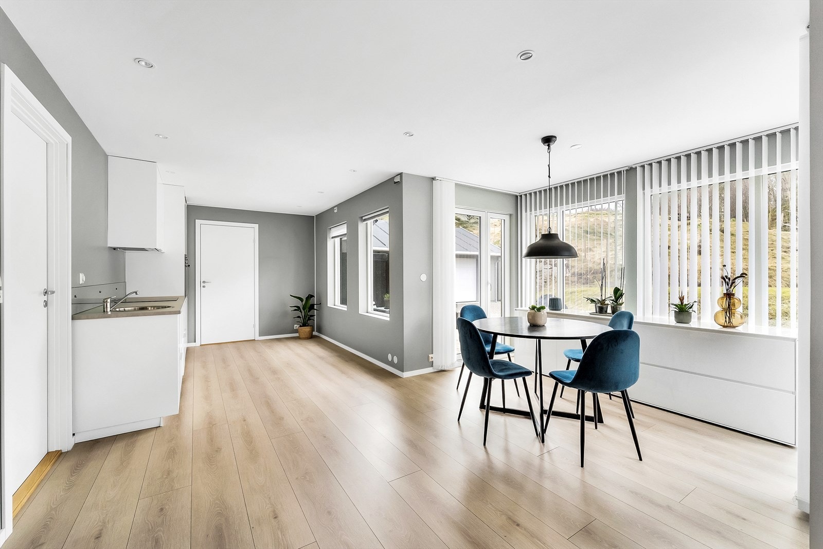 God plass til spisemøblement i stua. Galleribilde