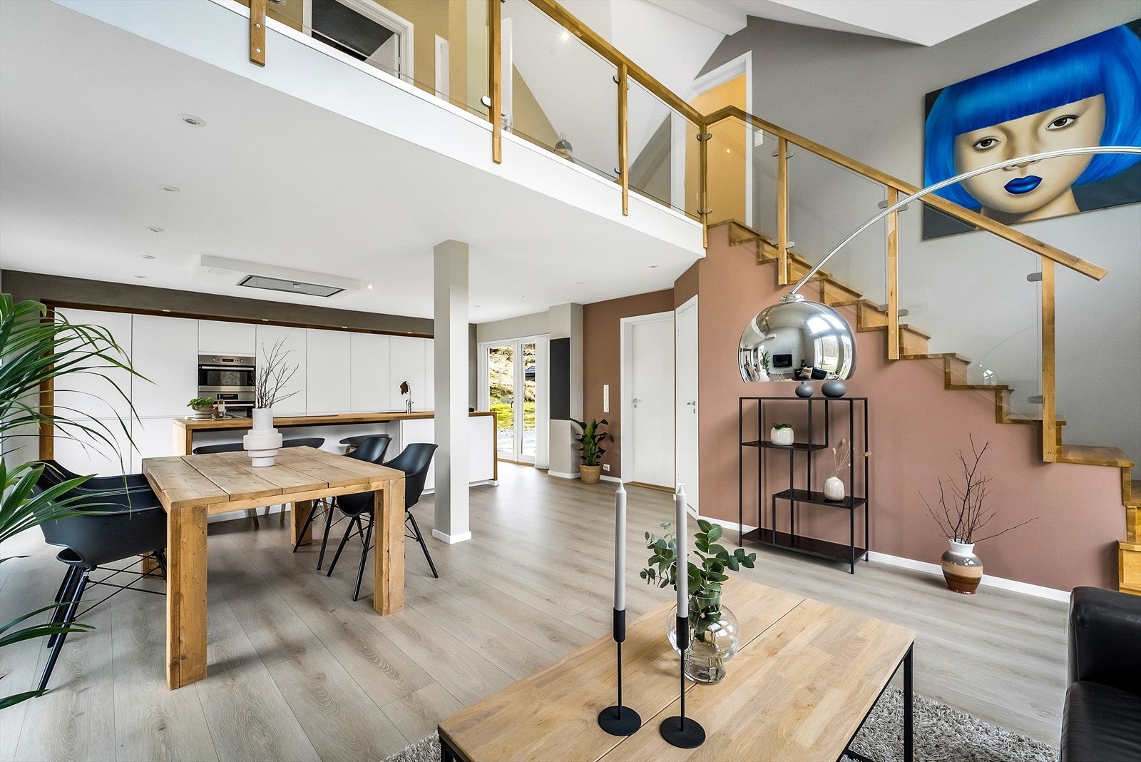 Fra stue/kjøkken er det utgang til hver side av boligen, samt trapp opp til loftsetasjen. Galleribilde